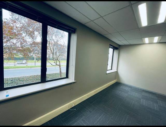950M² OFFICE TO LET IN MAGALIESSIG